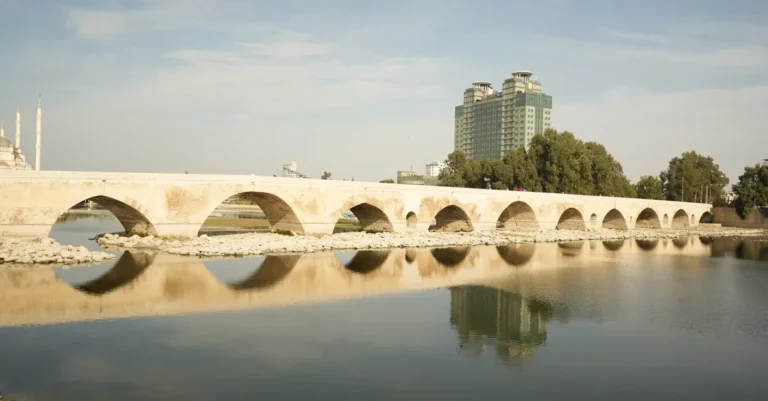 Adana’da Seyhan Nehri Çevresinde Ne Yapılır? Merkezde Yürüyerek Gezi Planı