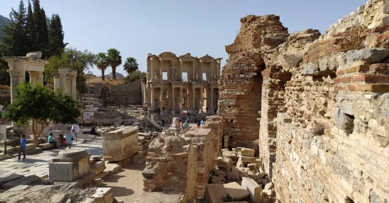 Efes mi Bergama mı? İzmir’de Antik Kent Gezisi İçin Hangisi Seçilmeli?