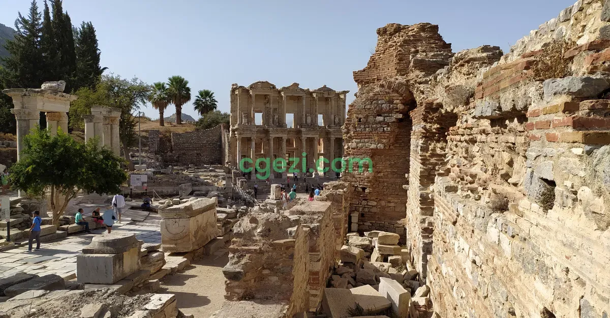 Efes mi Bergama mı? İzmir’de Antik Kent Gezisi İçin Hangisi Seçilmeli?