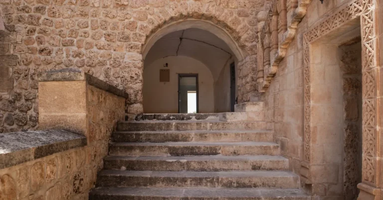 Eski Mardin Yürüyerek Gezilir mi? Yokuşlar, Merdivenler ve Gezi Sırası İçin Rota Rehberi