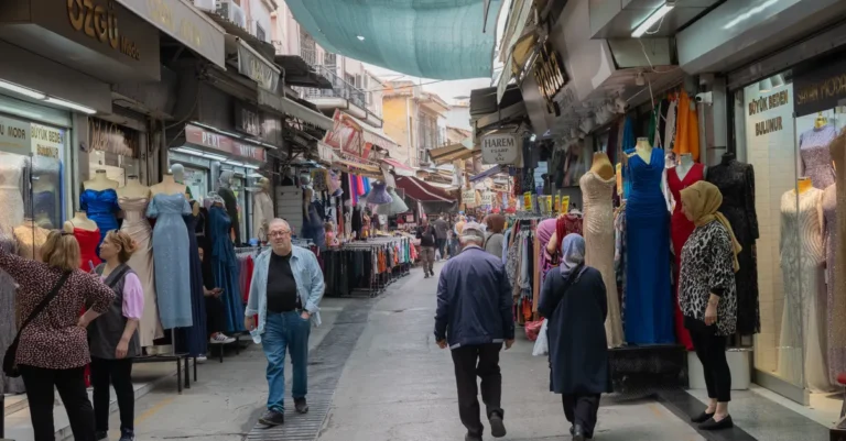 İzmir’de Kemeraltı’nda Ne Yapılır? Tarihî Çarşı, Hanlar ve Kısa Yürüyüş Rotası