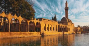 Şanlıurfa’da Balıklıgöl Çevresinde Yürüyerek Gezilecek Yerler: Tarihî Çarşılar ve Kısa Rota