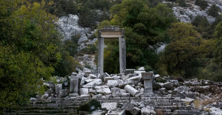 Termessos Antik Kenti Çocuklarla Gezilir mi? Yürüyüş Zorluğu, Yaş Uygunluğu ve Aile Rota Planı
