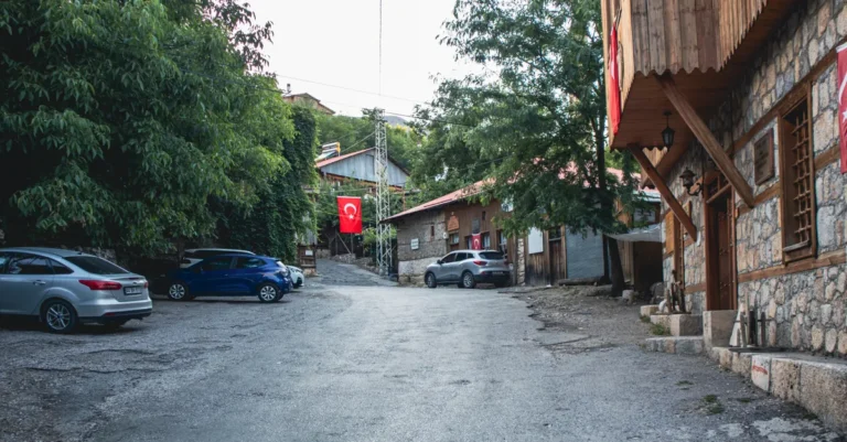 Savur Yürüyerek Gezilir mi? Tarihi Konaklar ve Eski Çarşı İçin Yaya Rotası