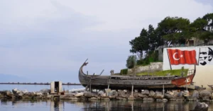 Urla’da Arabasız Ne Yapılır? İskele, Sanat Sokağı ve Merkez İçin Yürüyüş Rotası